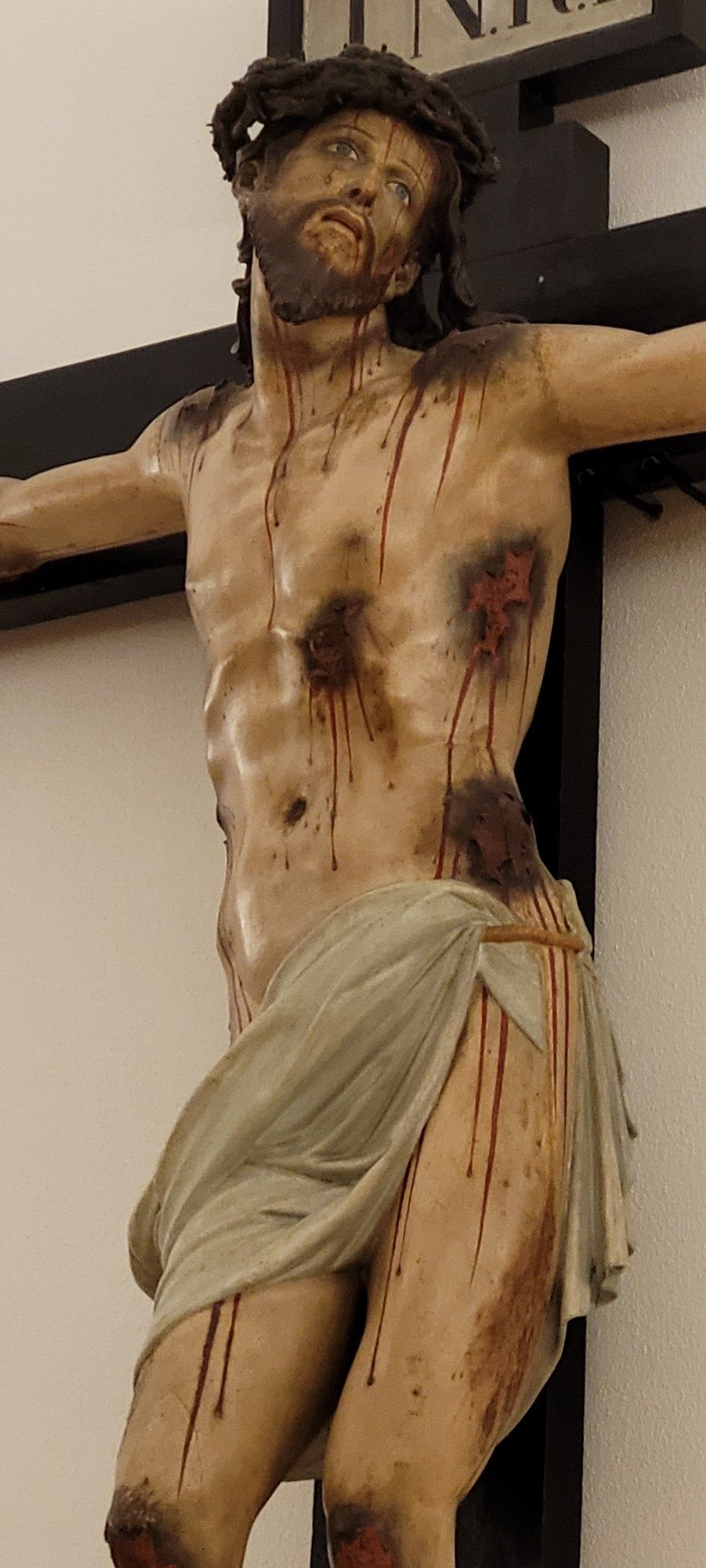 Detalle del torso y el paño de pureza del Cristo de madera policromada