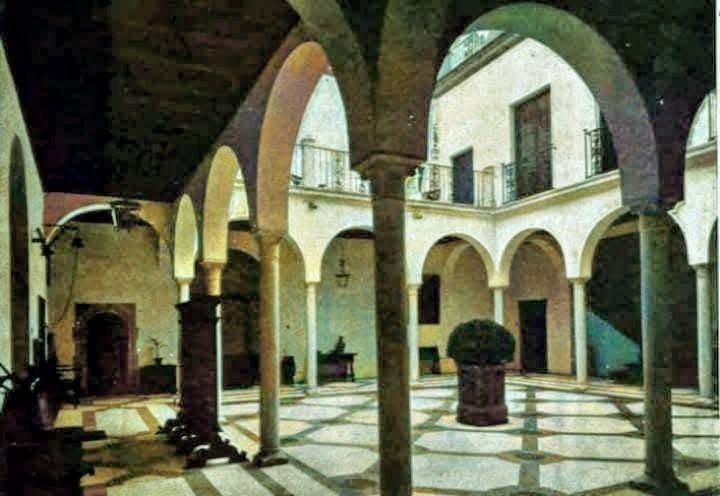 Patio con arcos sobre columnas y suelo de mármol