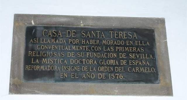 Placa de bronce con el texto Casa de Santa Teresa